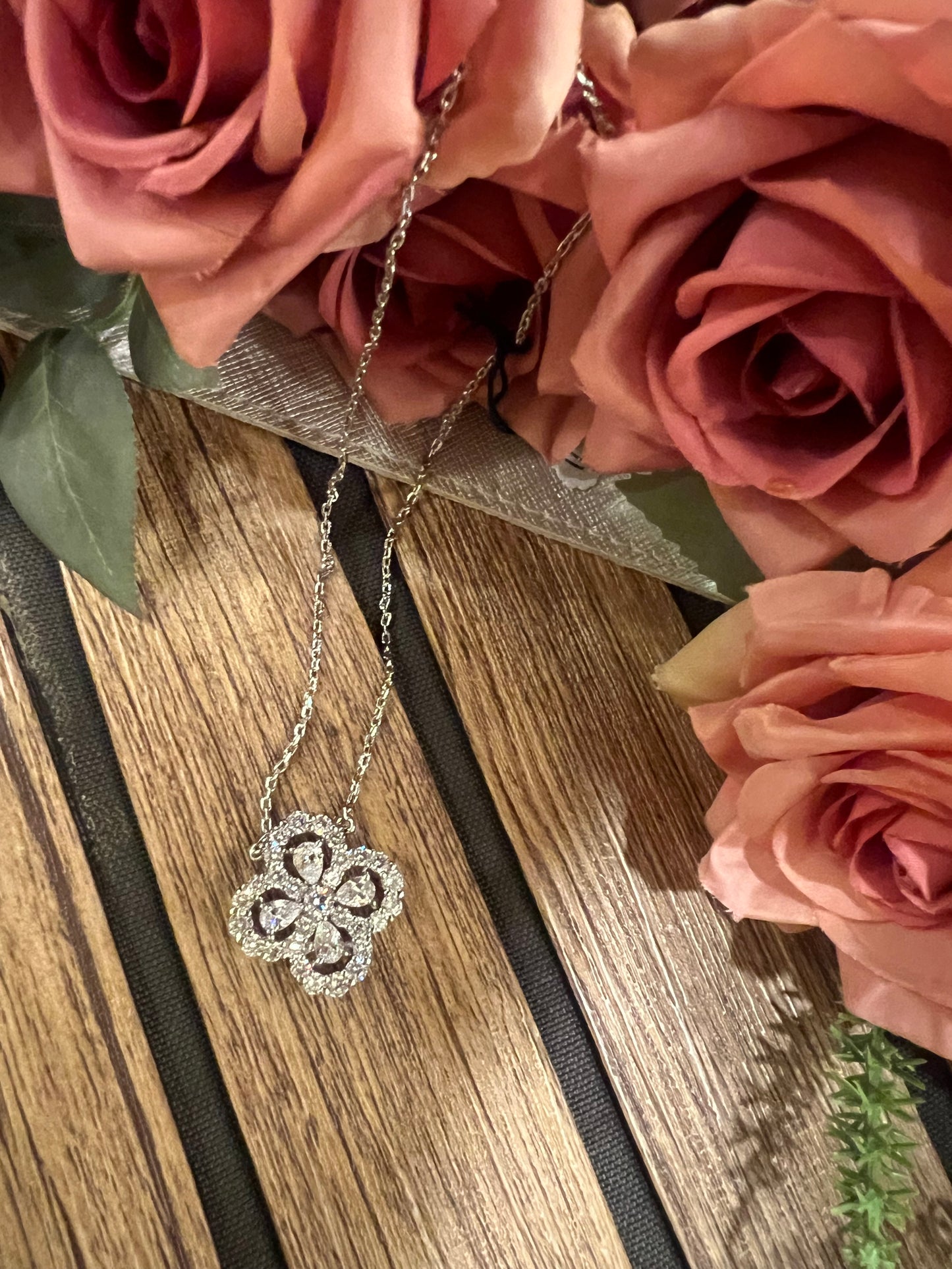 Clover pendant with chain
