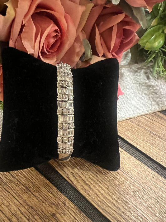 Thin bracelet with rounds and baguettes