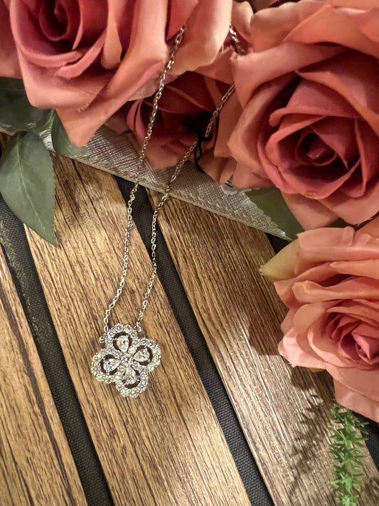 Clover pendant with chain